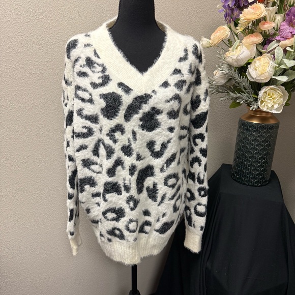 Macaron XL Fuzzy Leopard Print V Neck Sweater Soft Cozy White Black Animal Knit - Picture 1 of 8